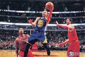 详解棒球规则中的界外球接捕判罚当球在界外区域反弹后的守备要求